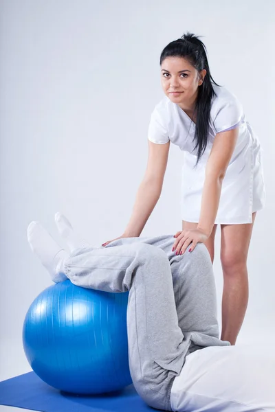 Exercício em uma bola de borracha — Fotografia de Stock