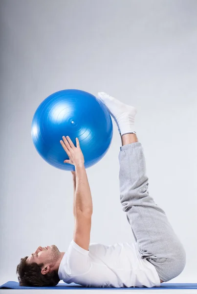 Büyük topu ile egzersiz — Stok fotoğraf