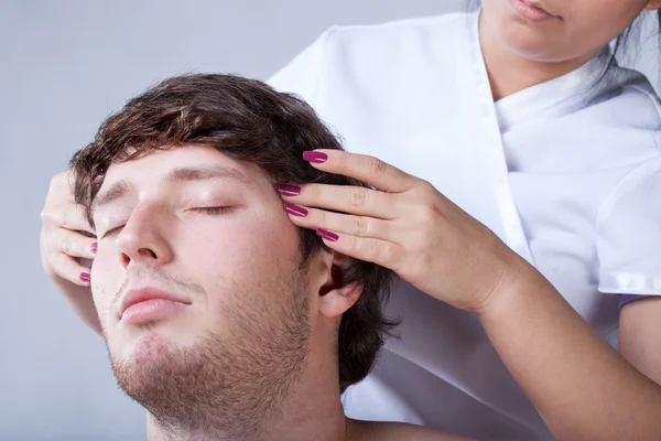 Hombre teniendo templos masaje — Foto de Stock