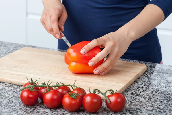 Žena stříhání pepř — Stock fotografie