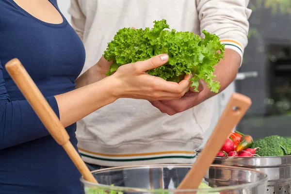 Mujer sosteniendo una lechuga —  Fotos de Stock