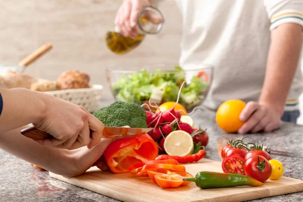 Gemüse für Salat schneiden — Stockfoto