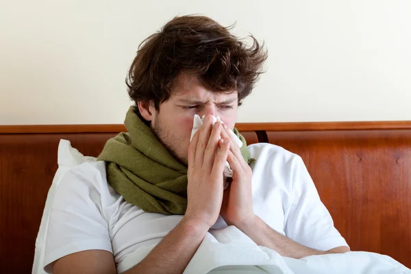 Uomo con naso che cola a letto — Foto Stock