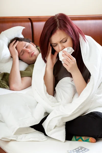 Krankes Paar im Schlafzimmer — Stockfoto