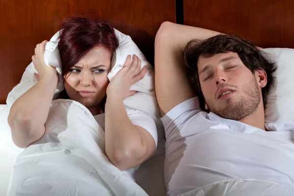 Mulher enojada e marido adormecido — Fotografia de Stock