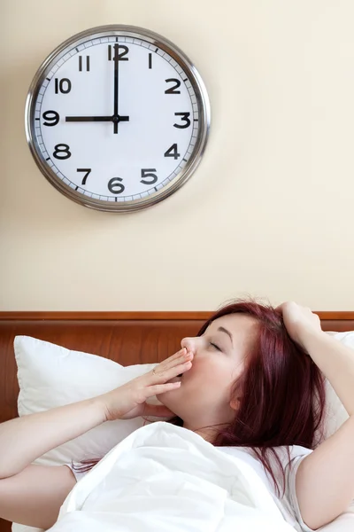 Wakker worden en geeuwen vrouw — Stockfoto