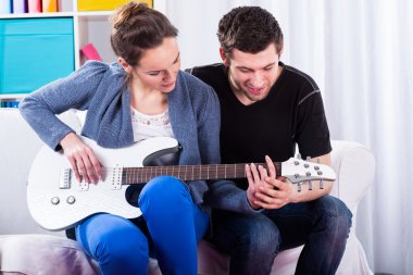 Gitar çalmayı öğreniyorum.