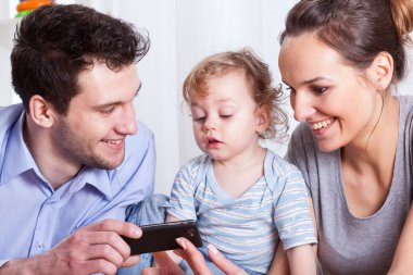 Anne oğluyla fotoğraf görüntüleme