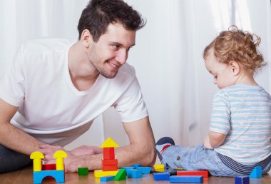 Baba oğul ile eğleniyor