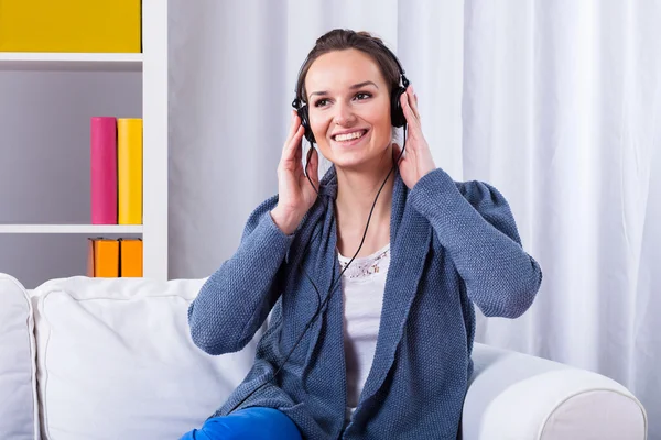Usmívající se žena poslouchající hudbu — Stock fotografie