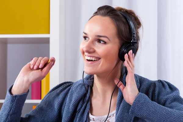 Kobieta zadowolony słuchając muzyki — Zdjęcie stockowe