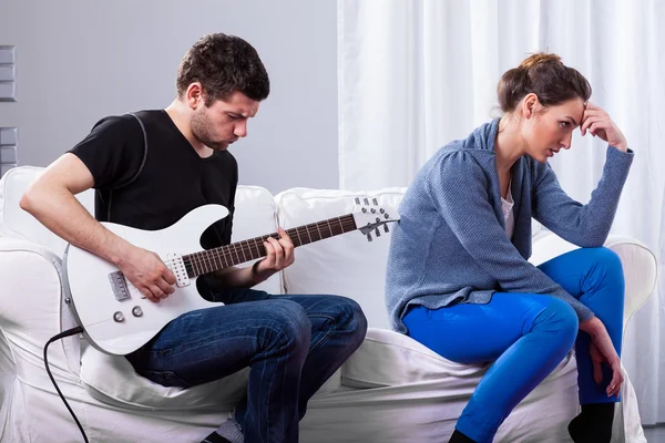 Мужчина, играющий на гитаре, и бородатая женщина — стоковое фото