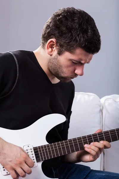 Rockman spielt E-Gitarre — Stockfoto