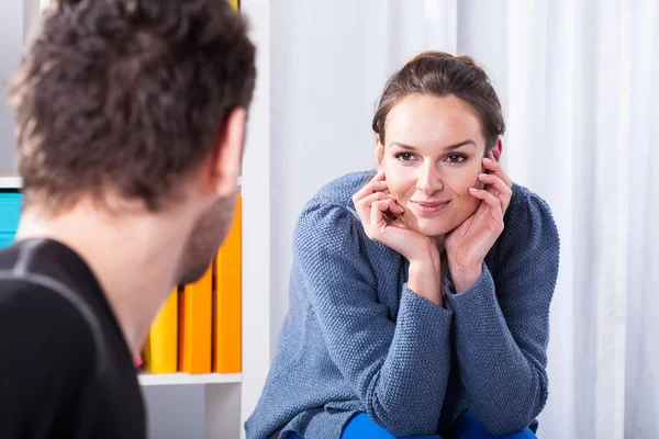 Mujer enamorada mirando al hombre —  Fotos de Stock