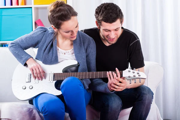 Lära sig spela gitarr — Stockfoto