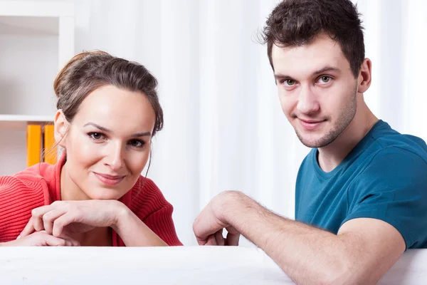 Jonge huwelijk in woonkamer — Stockfoto