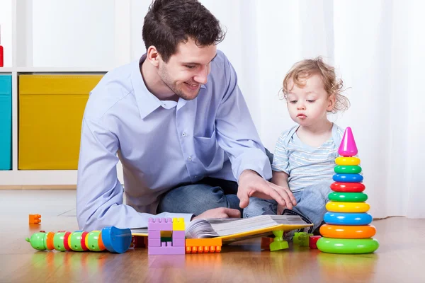 Padre viendo álbum de fotos con su hijo —  Fotos de Stock