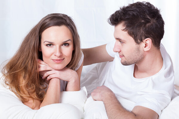Молодая пара в постели