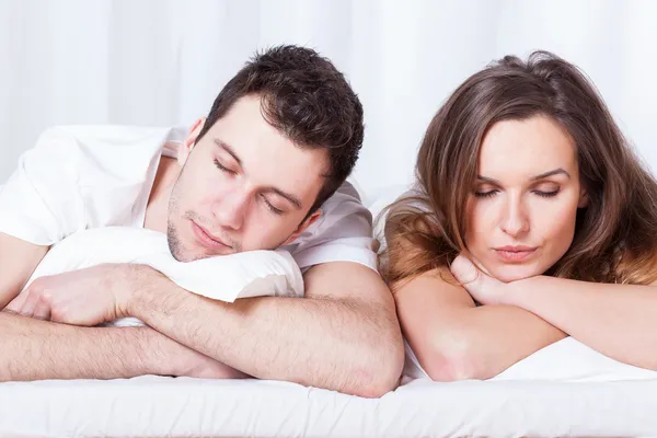 Par sover i sängen — Stockfoto