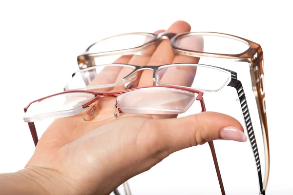 Optiker zeigt Kunden Brille — Stockfoto