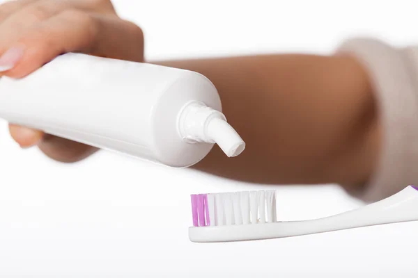 Pessoa que aplica uma pasta de dentes na escova de dentes — Fotografia de Stock
