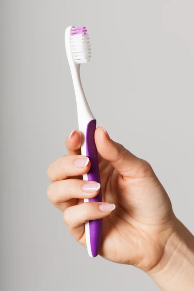 Main avec brosse à dents — Photo