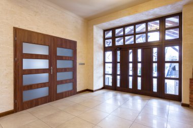 ferah bir salon girişinde