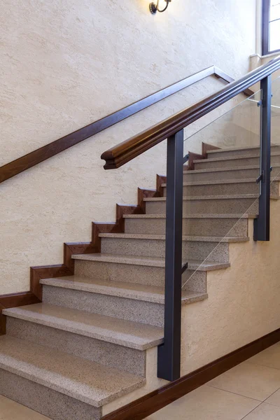 Moderní schodiště, kámen a dřevo — Stock fotografie