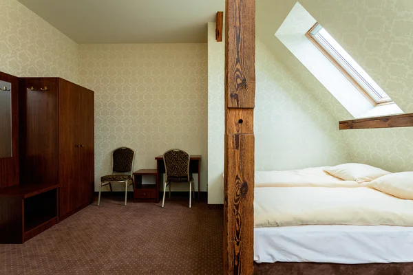 Holzschrank im eleganten Zimmer — Stockfoto