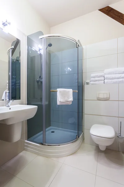 Elegante baño interior blanco — Foto de Stock