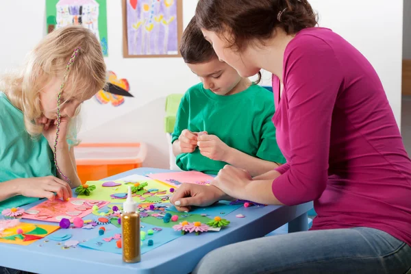 Juegos creativos en jardín de infancia — Foto de Stock