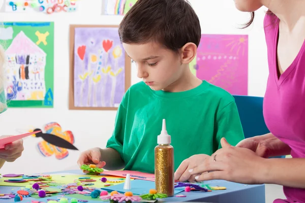 Un ragazzo che gioca giochi colorati creativi — Foto Stock