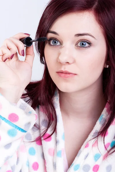 Mulher Aplicando Mascara — Fotografia de Stock