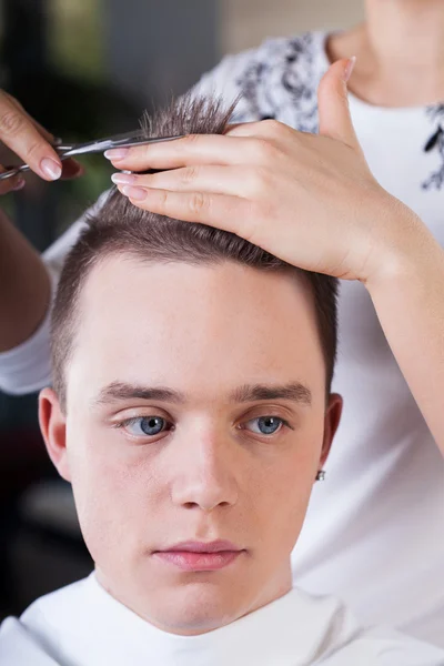 Coiffeur coupe les cheveux de l'homme — Photo