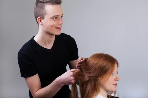 Estilo de cabelo antes da sessão de fotos — Fotografia de Stock