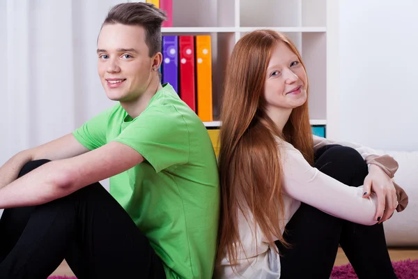 Les adolescents ensemble dans la chambre — Photo