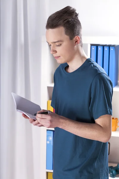 Estudiante haciendo tareas —  Fotos de Stock