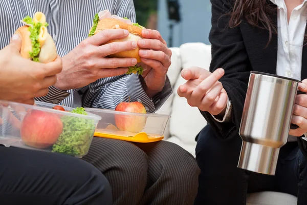 Pausa de negocios para el almuerzo — Foto de Stock