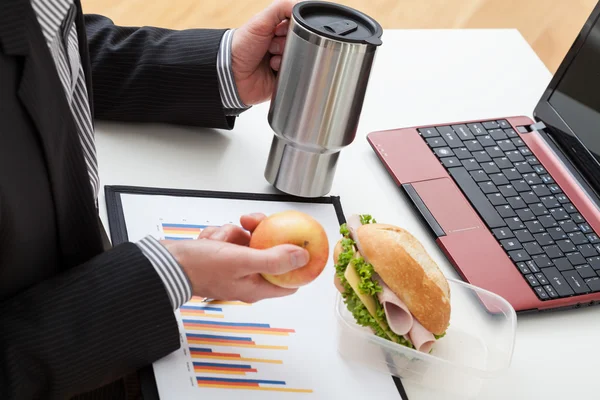 Panino e mela durante il lavoro — Foto Stock