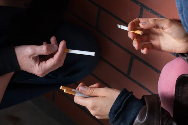 Exchanging cigarettes closeup — Stock Photo, Image