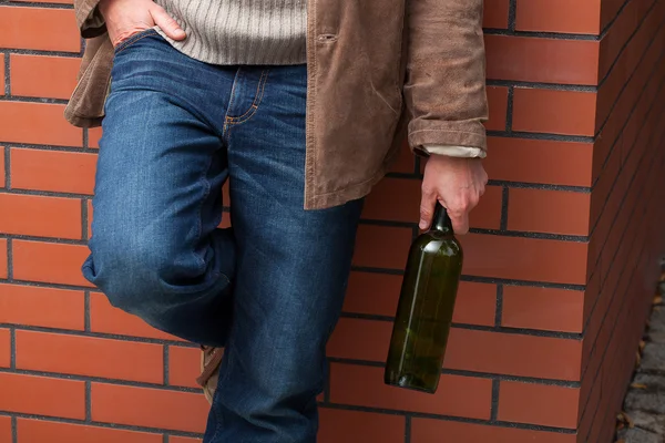 Homem adulto com garrafa de vinho — Fotografia de Stock