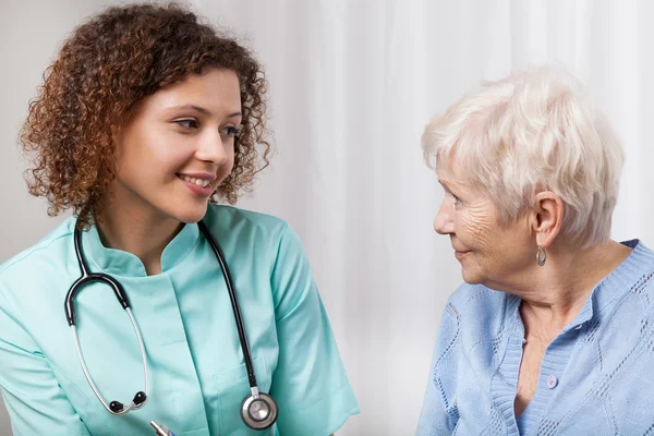 Krankenschwester im Gespräch mit älteren Patienten — Stockfoto