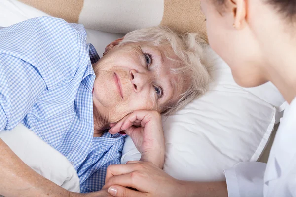 Kranke Dame und ihre Krankenschwester — Stockfoto