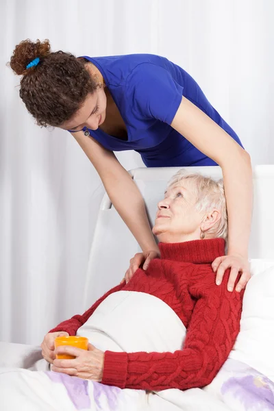 Jeune femme prenant soin de sa grand-mère — Photo