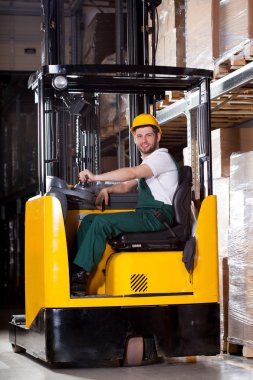 Forklift sürücüsü gülümsüyor