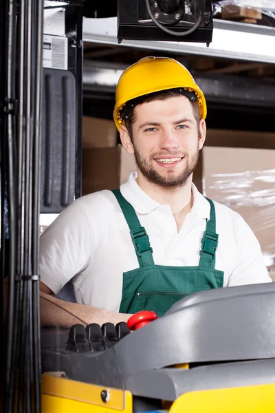 Glücklicher Gabelstaplerfahrer — Stockfoto