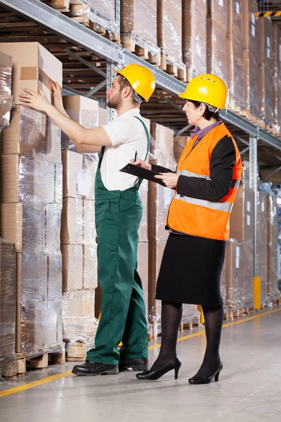 Superior y trabajador en almacén — Foto de Stock