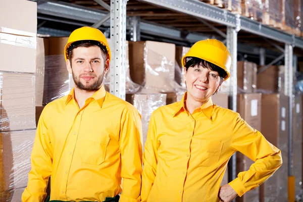 Werknemers in magazijn — Stockfoto