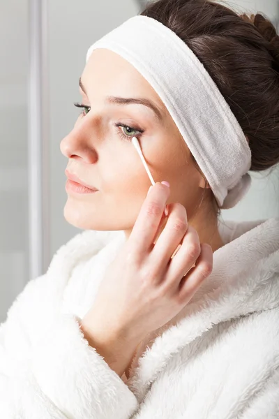 Woman removing make-up — Stock Photo, Image