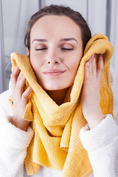 Enjoying the softness of a towel — Stock Photo, Image